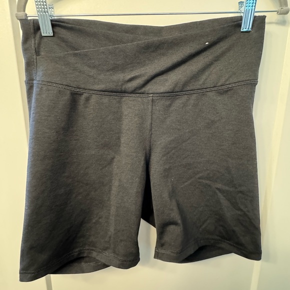 Old Navy Women's Black Bike Shorts - Picture 1 of 3